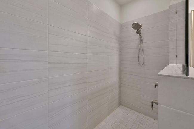 We love ourselves a good spacious shower! | Image 18