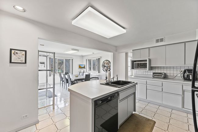 2213 Strawberry Ln, House other with 3 bedrooms, 3 bathrooms and 2 parking in Glenview IL | Image 4