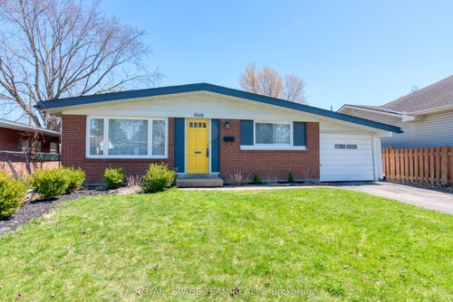 2010 Featherston Dr, Ottawa, ON, K1H6P9 | Card Image