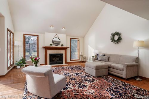 16819 Country Knoll Dr, Northville, MI, 48168-2393 | Card Image