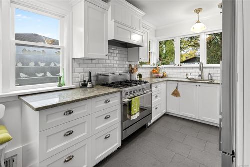 416 Richmond Ave, Victoria, BC, V8S3Y4 | Card Image