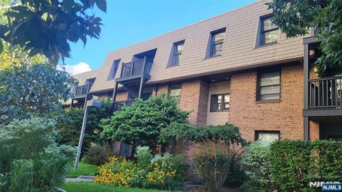 560 North Ave, Fort Lee, NJ, 07024-2571 | Card Image