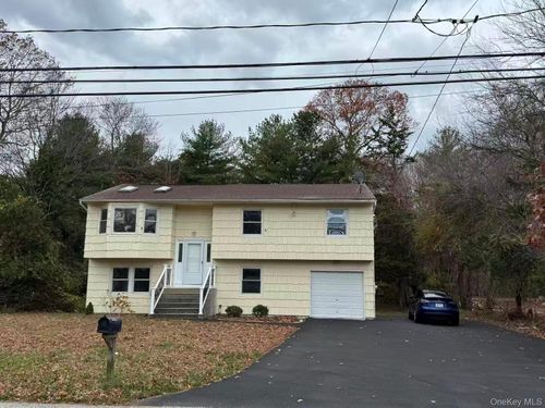 20 Westfield Rd, Coram, NY, 11727-3112 | Card Image