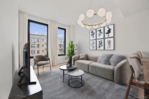 4j-21-21 31st Street, New York, NY, 11105 | Card Image