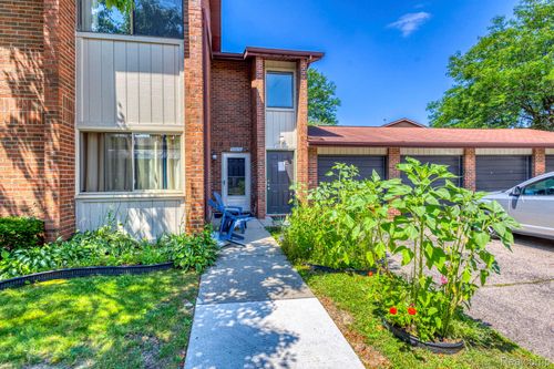99-33621 Pondview Cir, Livonia, MI, 48152-1471 | Card Image