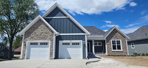 327 Sandy Circle, Pewaukee, WI, 53072 | Card Image