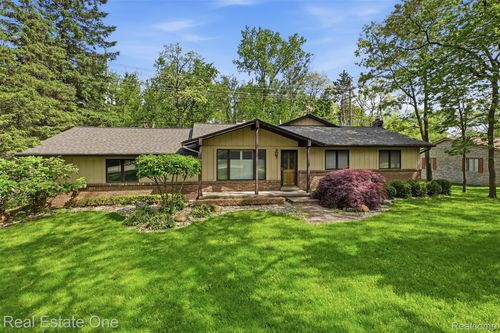 6920 Pontiac Trl, West Bloomfield, MI, 48323-2016 | Card Image