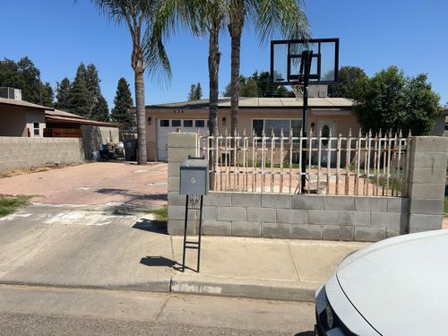 636 E Larry St, Farmersville, CA, 93223-1649 | Card Image