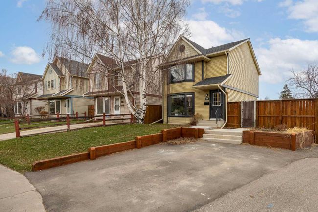 74 Queen Anne Close Se, Home with 3 bedrooms, 2 bathrooms and 2 parking in Calgary AB | Image 3