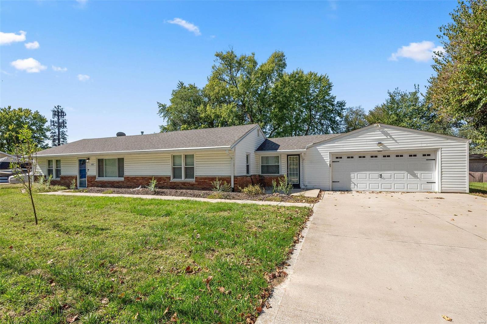 Oak Tree St, Saint Peters, MO 63376