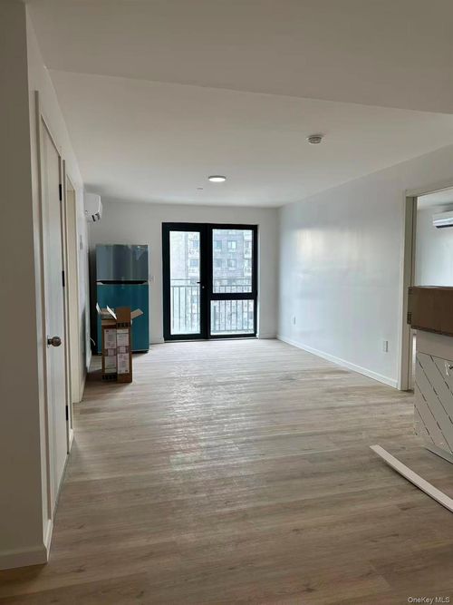 7e-70-33 Queens Blvd, Woodside, NY, 11377-5116 | Card Image