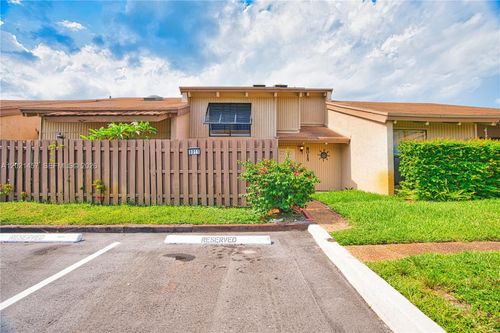 8015 Sw 21st Ct, Davie, FL, 33324-5523 | Card Image