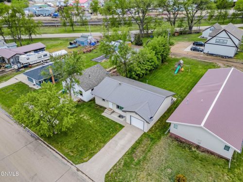 215 2nd St Se, Garrison, ND, 58540-7225 | Card Image
