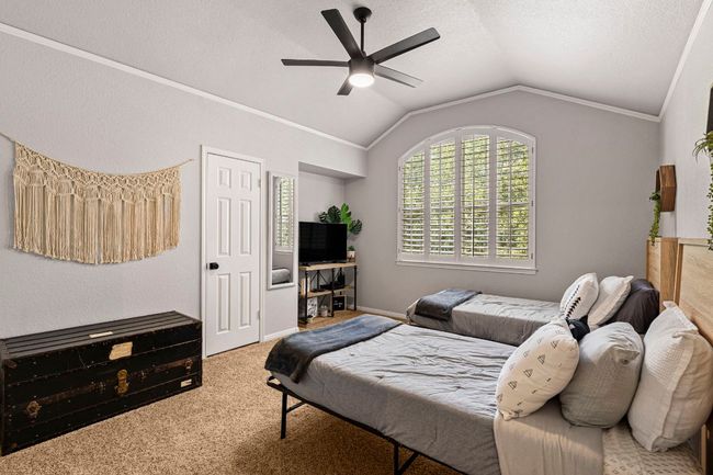Second-level bedroom, ideal for family or guests | Image 15
