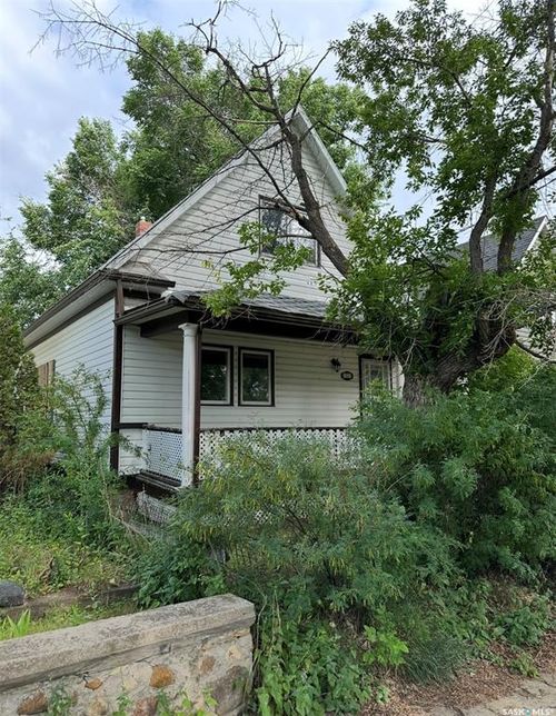 1031 3rd Ave Ne, Moose Jaw, SK, S6H1E6 | Card Image