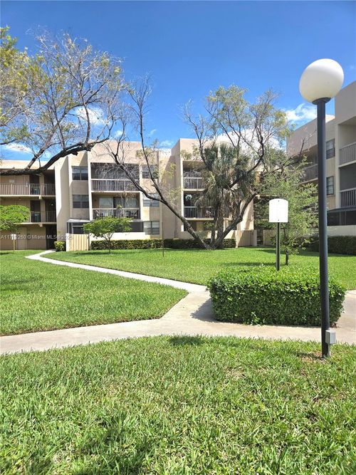 1-10425 Sw 112th Ave, Miami, FL, 33176-8271 | Card Image
