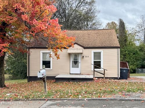 3213 Shields Ave, Knoxville, TN, 37914-4651 | Card Image