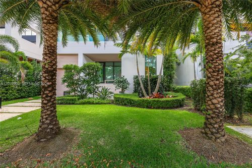 1092 N Venetian Dr, Miami Beach, FL, 33139-1017 | Card Image
