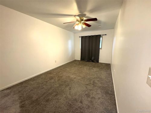 16050 Holz Dr, Southgate, MI, 48195-2965 | Card Image