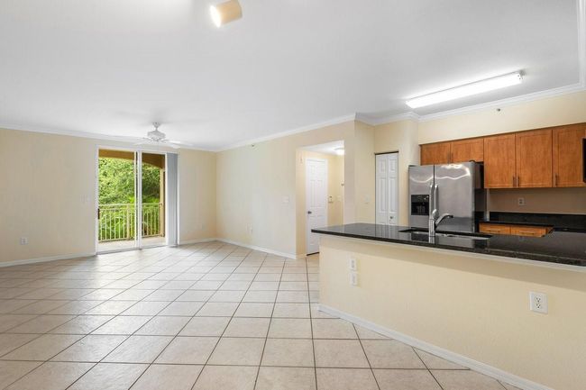 APT-208 - 6492 Emerald Dunes Dr, Condo with 3 bedrooms, 2 bathrooms and null parking in West Palm Beach FL | Image 8
