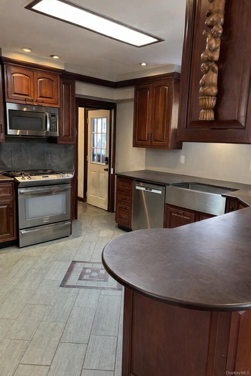 3 Crestwood Pl, Great Neck, NY, 11024-1601 | Card Image