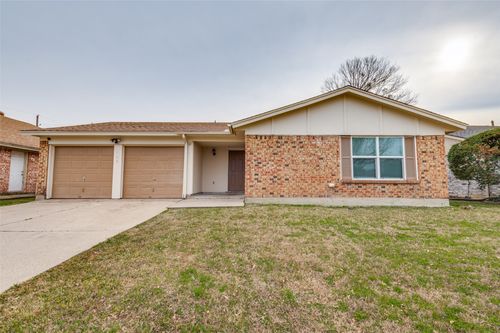 702 W Lynn Creek Dr, Arlington, TX, 76001-7520 | Card Image