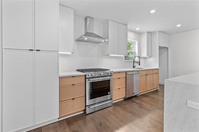 2823 Stetson Ln, House other with 3 bedrooms, 2 bathrooms and 2 parking in Houston TX | Image 8