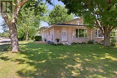 5 Uxbridge Cres, Kitchener, ON, N2E2S2 | Card Image