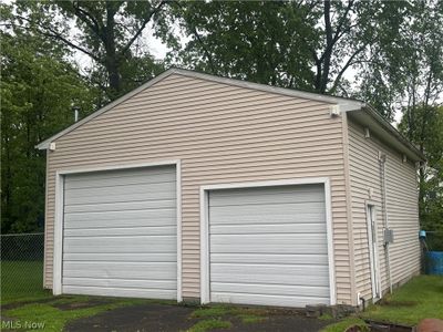 30x26 garage w/ 10 ft door | Image 2