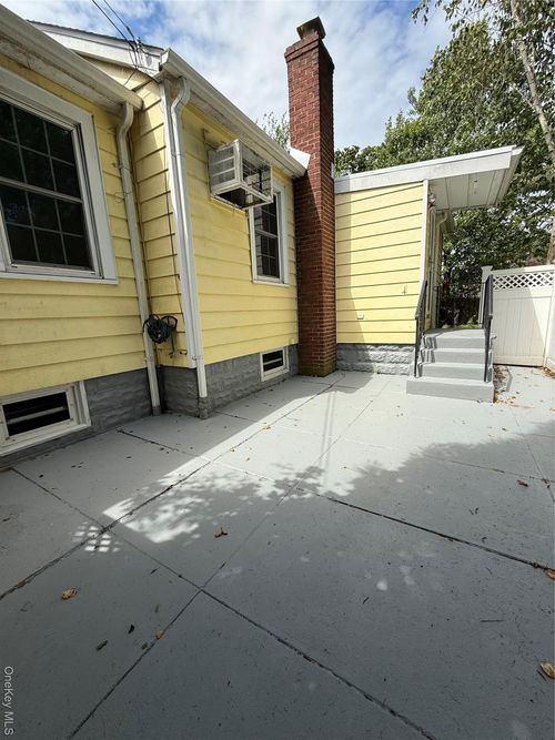 2542 Central Ave, Baldwin, NY, 11510-3633 | Card Image