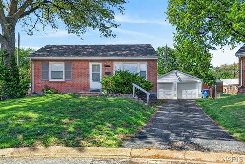 9233 Meadowbrook Ln, Saint Louis, MO, 63114-5637 | Card Image