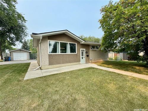 2505 Mcdonald Ave, Prince Albert, SK, S6V2V7 | Card Image