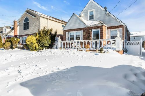 20 Law St, Valley Stream, NY, 11580-1018 | Card Image