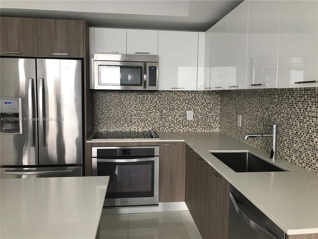 APT-1203 - 5252 Nw 85 Th Ave, Condo with 2 bedrooms, 2 bathrooms and null parking in Doral FL | Image 4