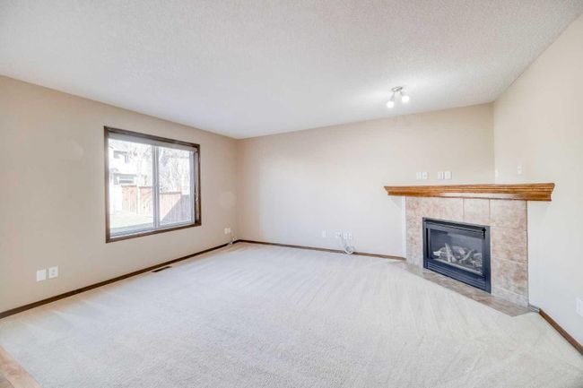 148 Chapman Close Se, Home with 3 bedrooms, 3 bathrooms and 2 parking in Calgary AB | Image 7