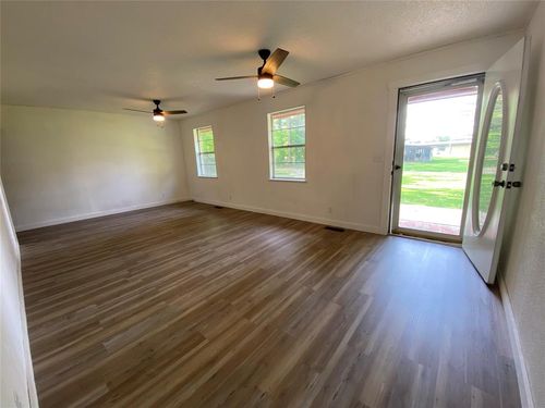 504 E Mosely Street, Valliant, OK, 74764 | Card Image