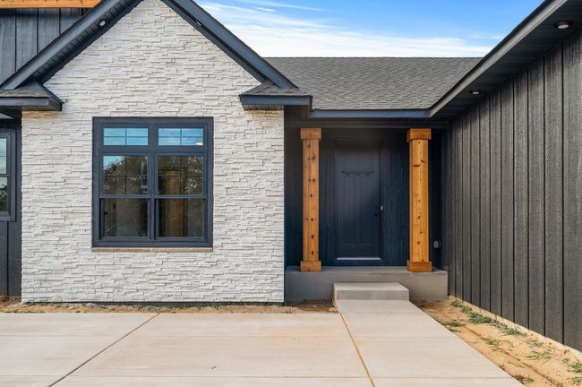Front entrance, many options available. | Image 11
