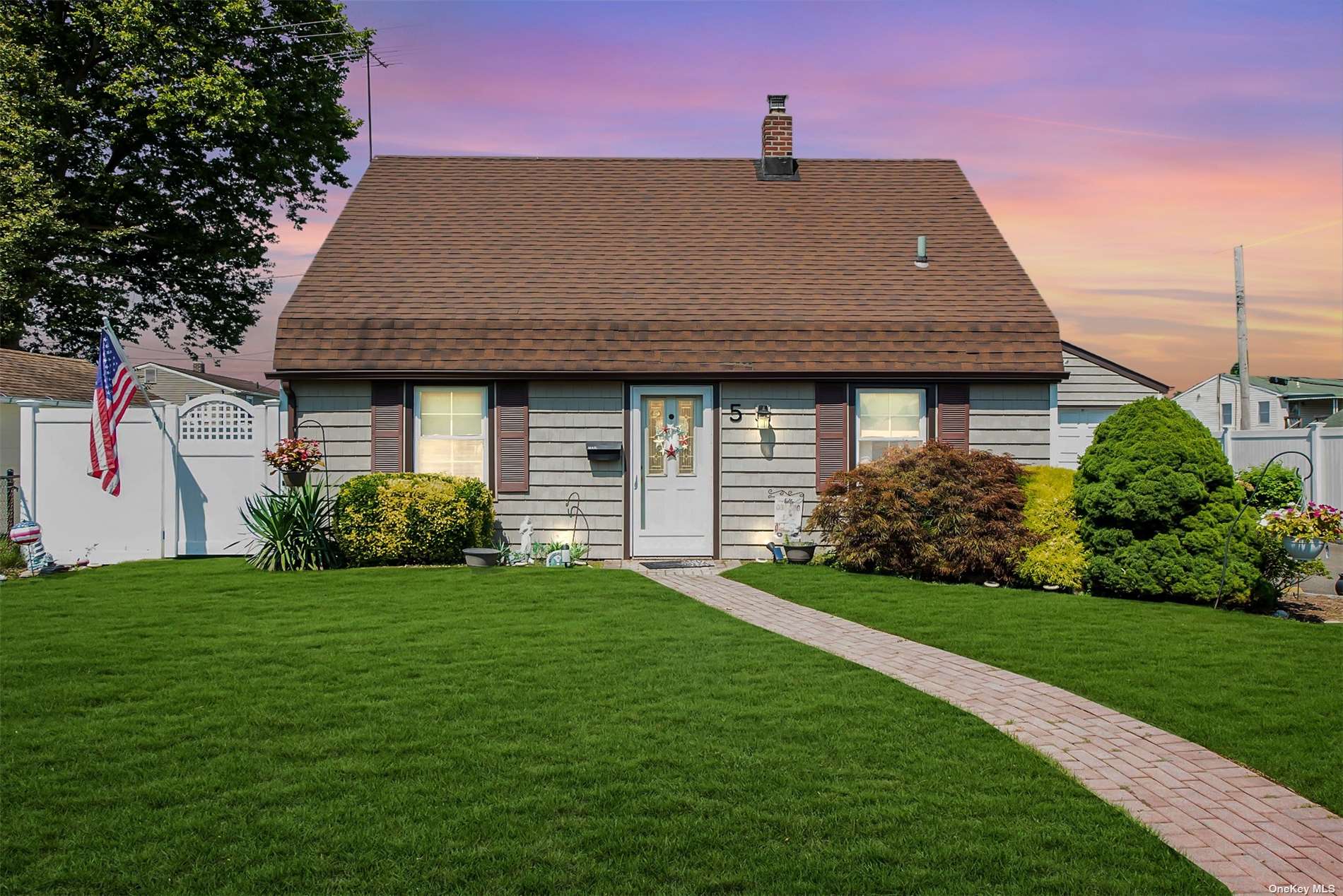 Cove Ln, Levittown, NY 11756