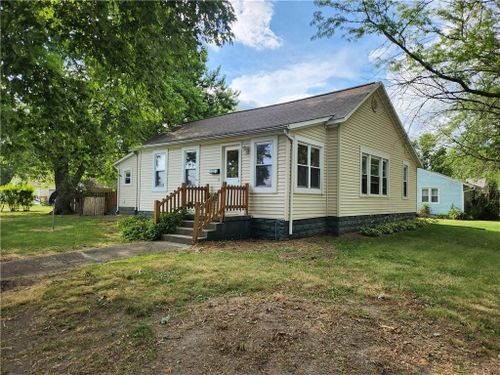 7 E Madison Ave, Altamont, IL, 62411-1516 | Card Image