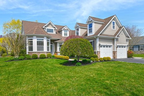 64 Wake Robin Ln, Riverhead, NY, 11901-1214 | Card Image