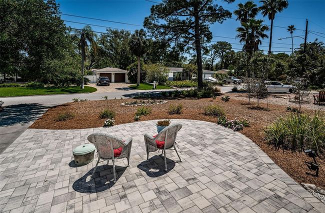 Oversized Frontyard Area | Image 4