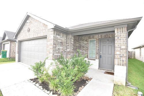 16684 Lonely Pines Dr, Conroe, TX, 77302-8315 | Card Image