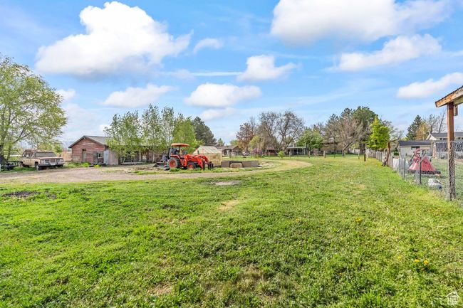 View of yard with fence | Image 39