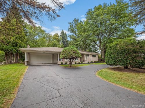 17 Avonwood Blvd, Rochester Hills, MI, 48309-2047 | Card Image