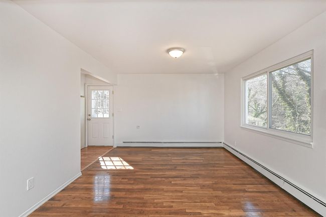 APT-1 - 8 Harbor Hill Rd, Home with 3 bedrooms, 2 bathrooms and null parking in Glen Cove NY | Image 5