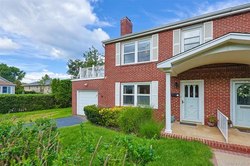 121 Manhasset Ave, Manhasset, NY, 11030-2217 | Card Image