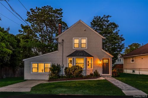 19 Westside Ave, Bay Shore, NY, 11706-6715 | Card Image