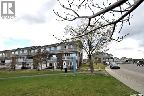 102-1022 Hampton Cir, Saskatoon, SK, S7R0K3 | Card Image