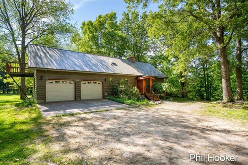 996 Prairie Creek Rd, Ionia, MI, 48846-8717 | Card Image