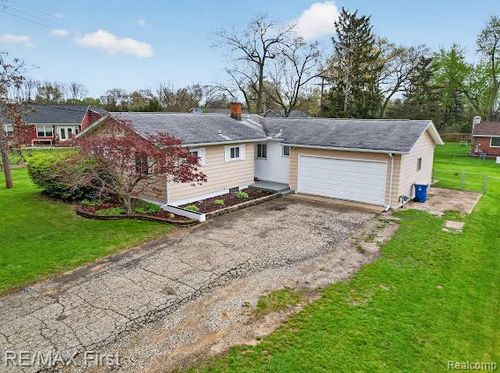 3740 Clintonville Rd, Waterford Twp, MI, 48329-2415 | Card Image